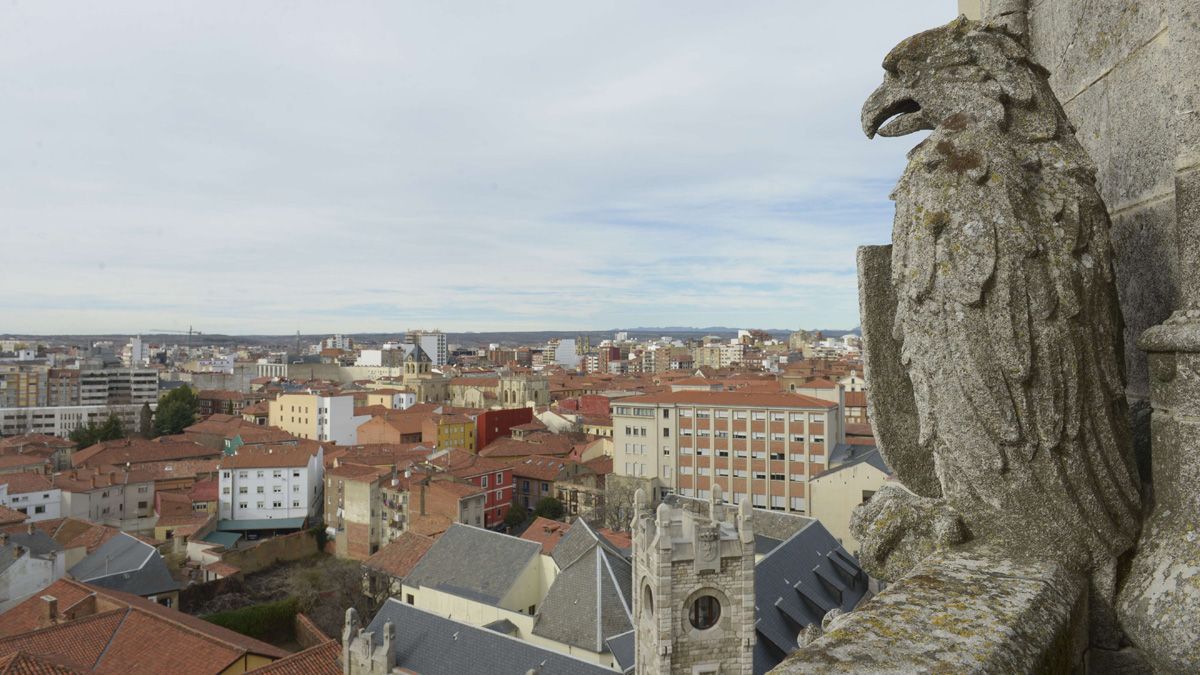 Vista general de la ciudad de León tomada desde la techumbre de la Catedral. | MAURICIO PEÑA