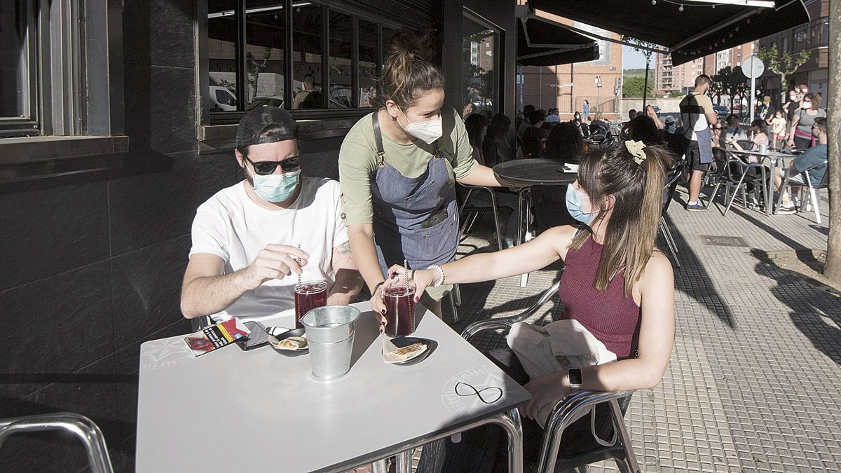 Los leoneses continúan disfrutando de los primeros días de terraza, después de que la ciudad haya entrado en la 'Fase 1' de la desescalada. | SAÚL ARÉN