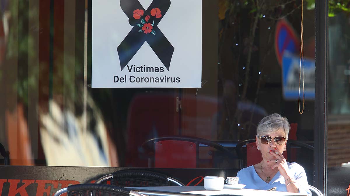 Homenaje a las victimas de la Covid-19 en una terraza de Ponferrada. | ICAL