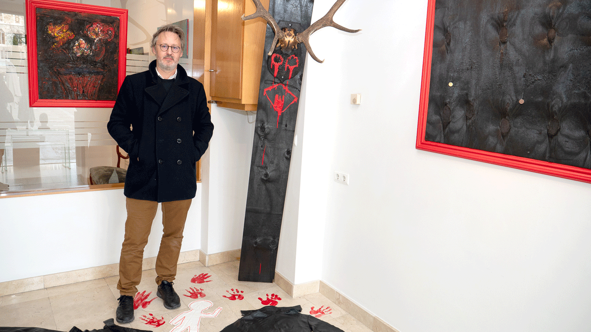 El artista Paul-Yves Poumay el pasado mes de marzo en la galería de arte Alemi. | VICENTE GARCÍA