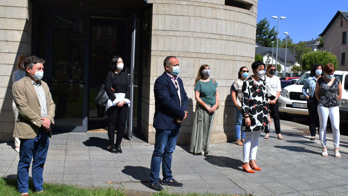 Representantes del Consejo Comarcal del Bierzo, durante el minuto de silencio por las víctimas de la pandemia. | L.N. C
