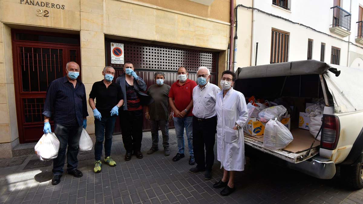 Entrega de los alimentos donados por Boca de Huérgano este jueves en León. | SAÚL ARÉN