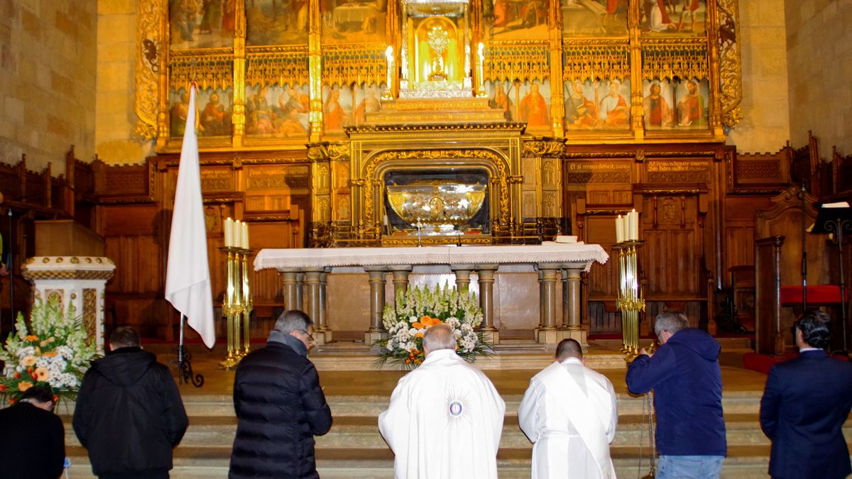 Adoradores del Turno 30, ante el Santísimo. | L.N.C.