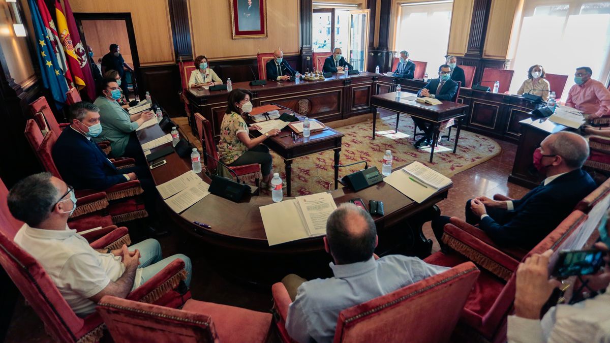 Un momento del pleno del Ayuntamiento celebrado este viernes. | L.N.C.