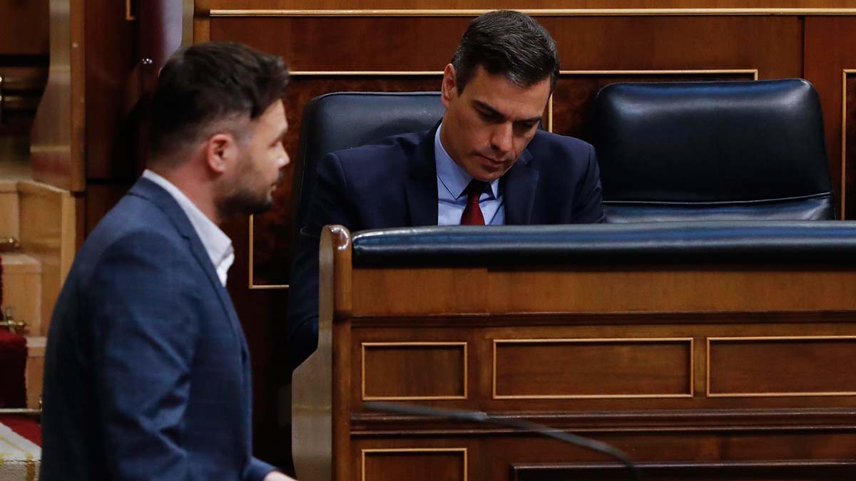 El portavoz de ERC en el Congreso, Gabriel Rufián, pasa junto al presidente del Gobierno, Pedro Sánchez.| EP