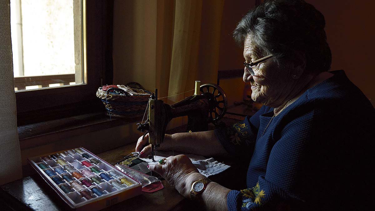 Engracia dice que es vieja costumbre de los pueblos ayudar en caso de necesidad, y a ello se puso para hacer mascarillas, con 89 años. | MAURICIO PEÑA