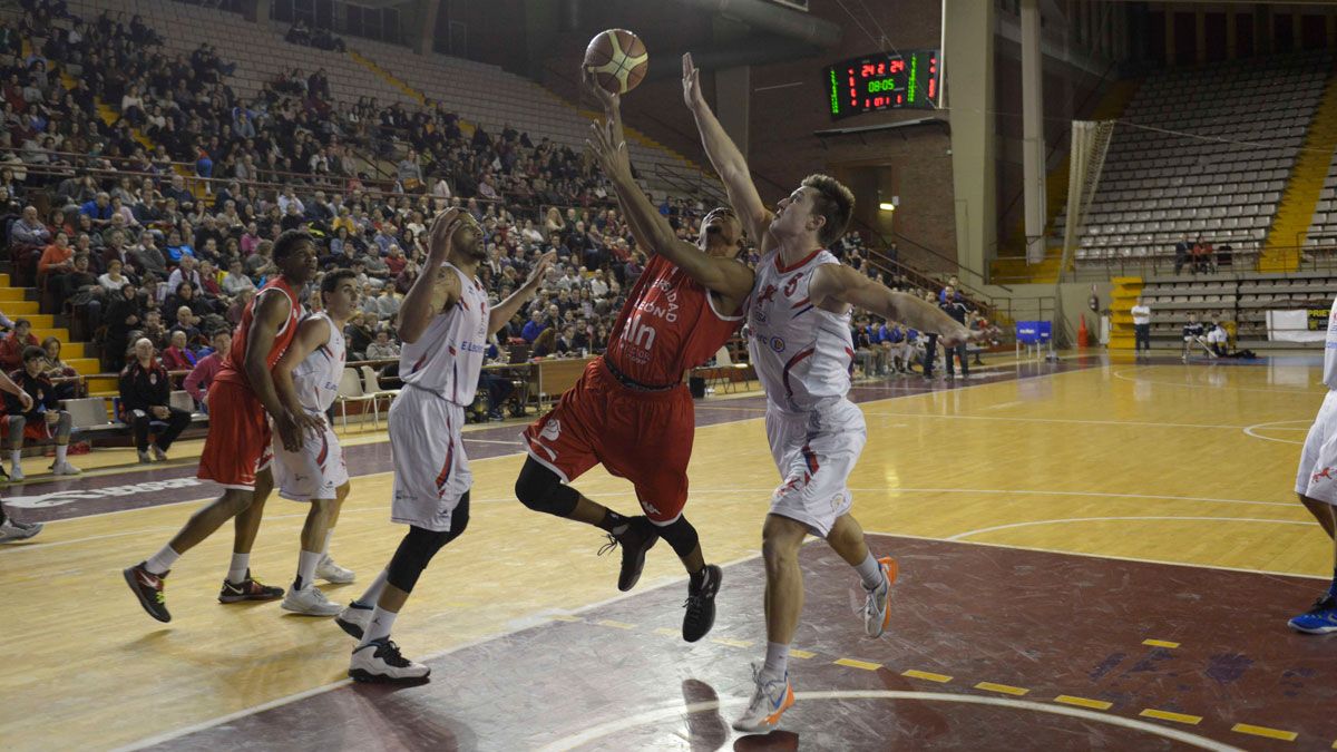 Imagen de uno de los duelos que disputaron Basket León y Agustinos en Liga EBA. | MAURICIO PEÑA