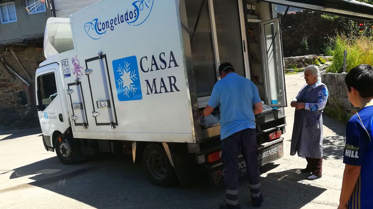 Jose, con su tienda-furgoneta, atiende a sus clientes en la ruta del valle del Sil. | D.M.