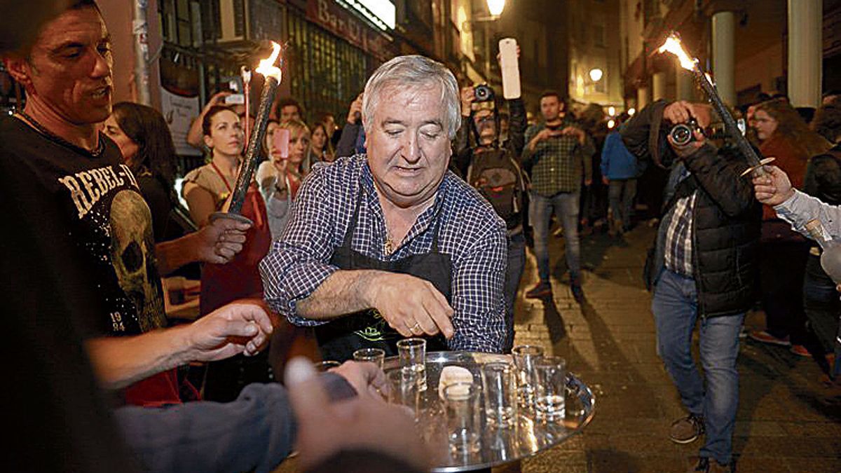 Mundi, Raimundo Alonso, en plena faena , en medio de tunos, paseantes, cofrades de Genarín... El Infierno siempre estaba preparado para la batalla.