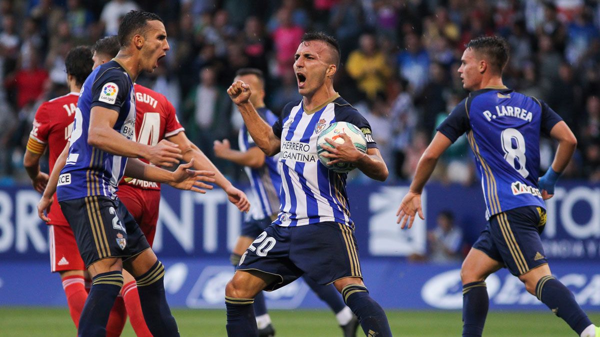 Pablo Valcarce celebra un gol de la Ponferradina en El Toralín. | IRINA RH