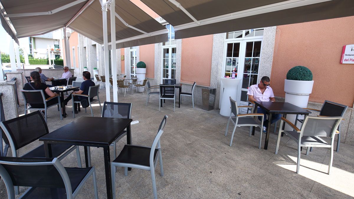 La terraza de la cafetería de un  hotel en Ponferrada, distanciada y sin aglomeraciones. | Ical
