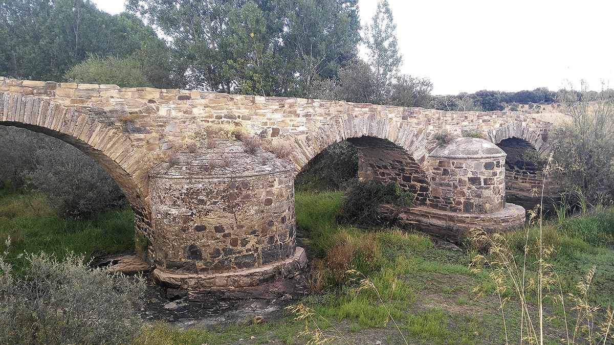Cuevas, un humilde pueblín de la comarca de la Sequeda, tiene el honor de poseer uno de los ejemplos más perfectos de puente romano en las tierras leonesas.