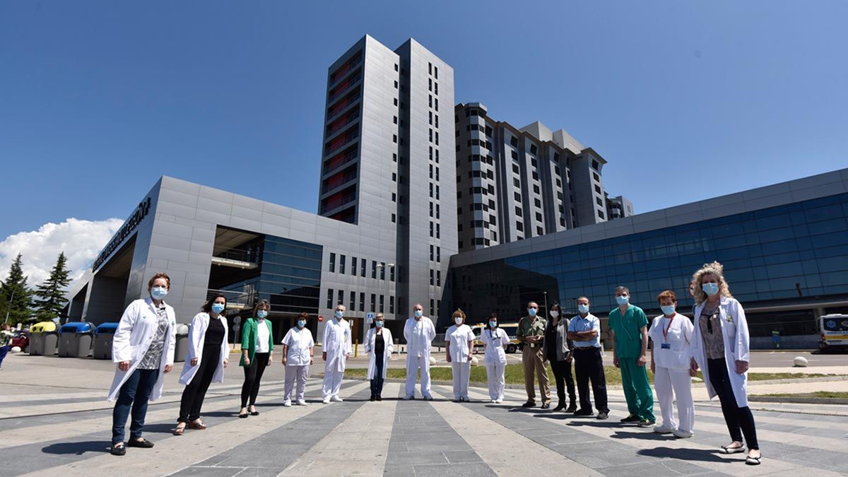 Representantes de diferentes profesiones y sectores del Hospital, junto a la fachada del centro en el que trabajan. | SAÚL ARÉN