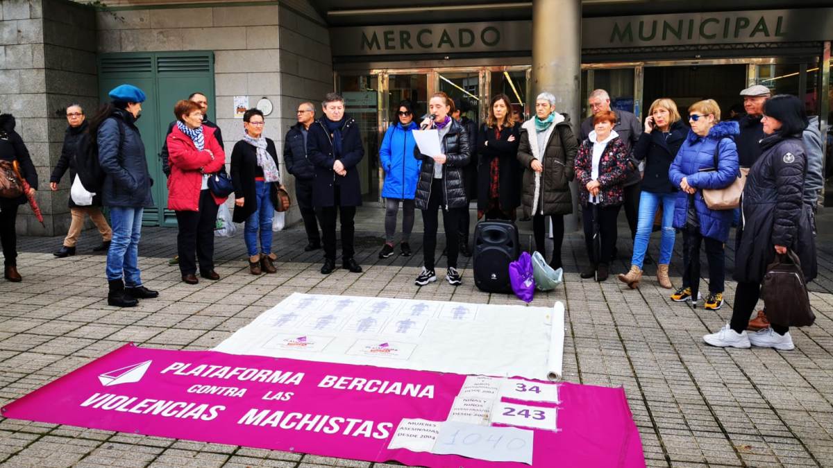 Un acto contra las violencias machistas en el que participan mensualmente Mujeres por la Igualdad del Bierzo y Laciana. | L.N.C.