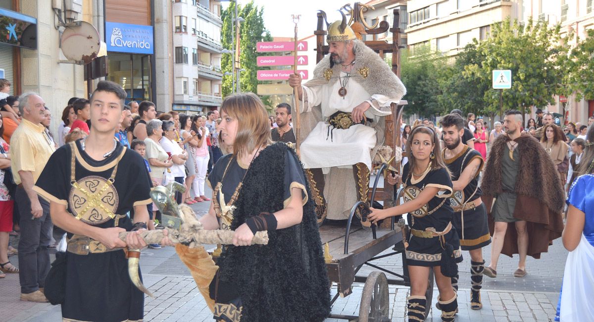Imagen del desfile de ‘Astures y romanos’ por las calles de la ciudad maragata. | P. FERRERO