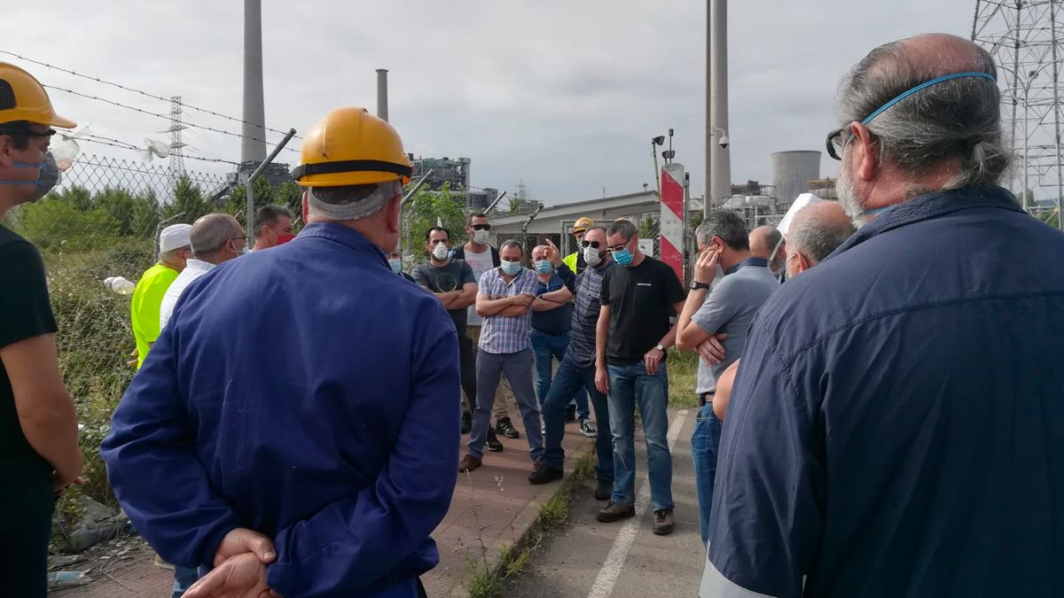 Concentración de los trabajadores de las auxiliares a las puertas de Compostilla. | M.I.