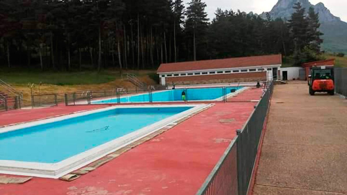 En la fotografía, preparativos en las piscinas municipales del Villamanín. | AYTO. VILLAMANÍN En la fotografía, preparativos en las piscinas municipales del Villamanín. | AYTO. VILLAMANÍN