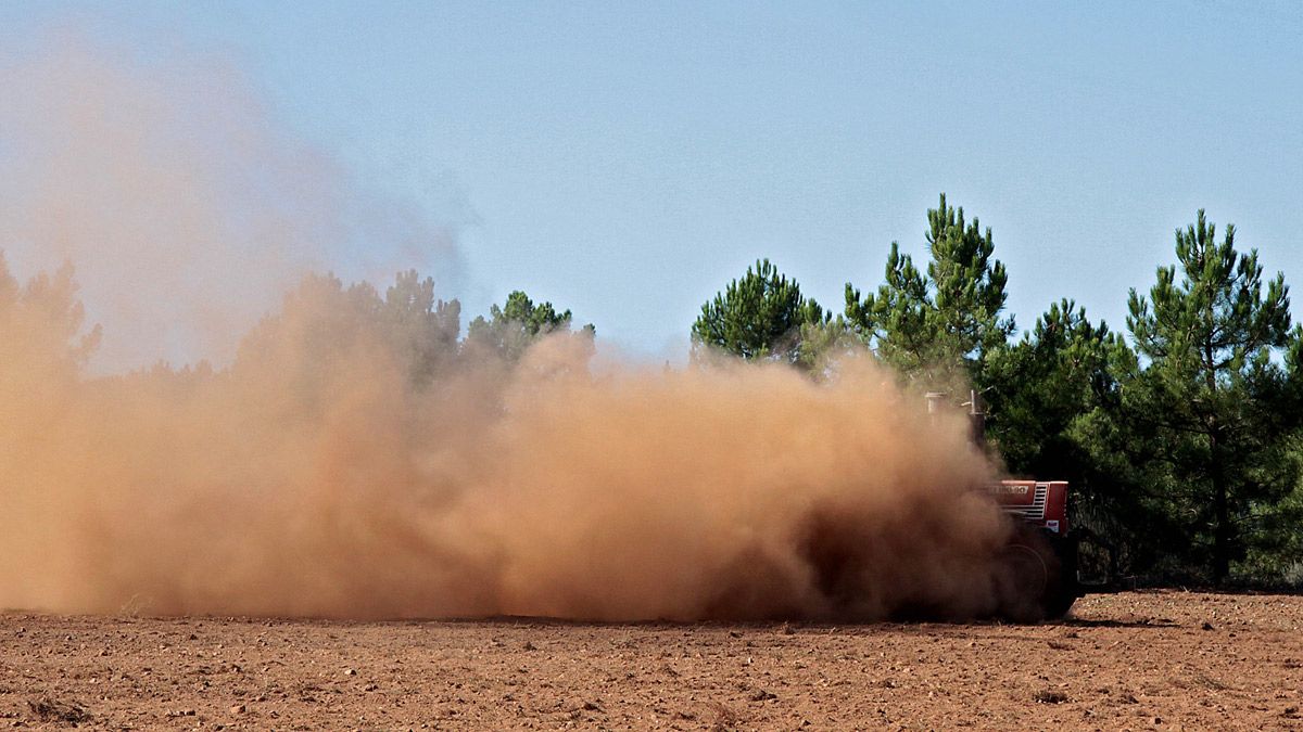 Un tractor trabajando en un terreno agrícola de la provincia de León en una imagen de archivo. | ICAL