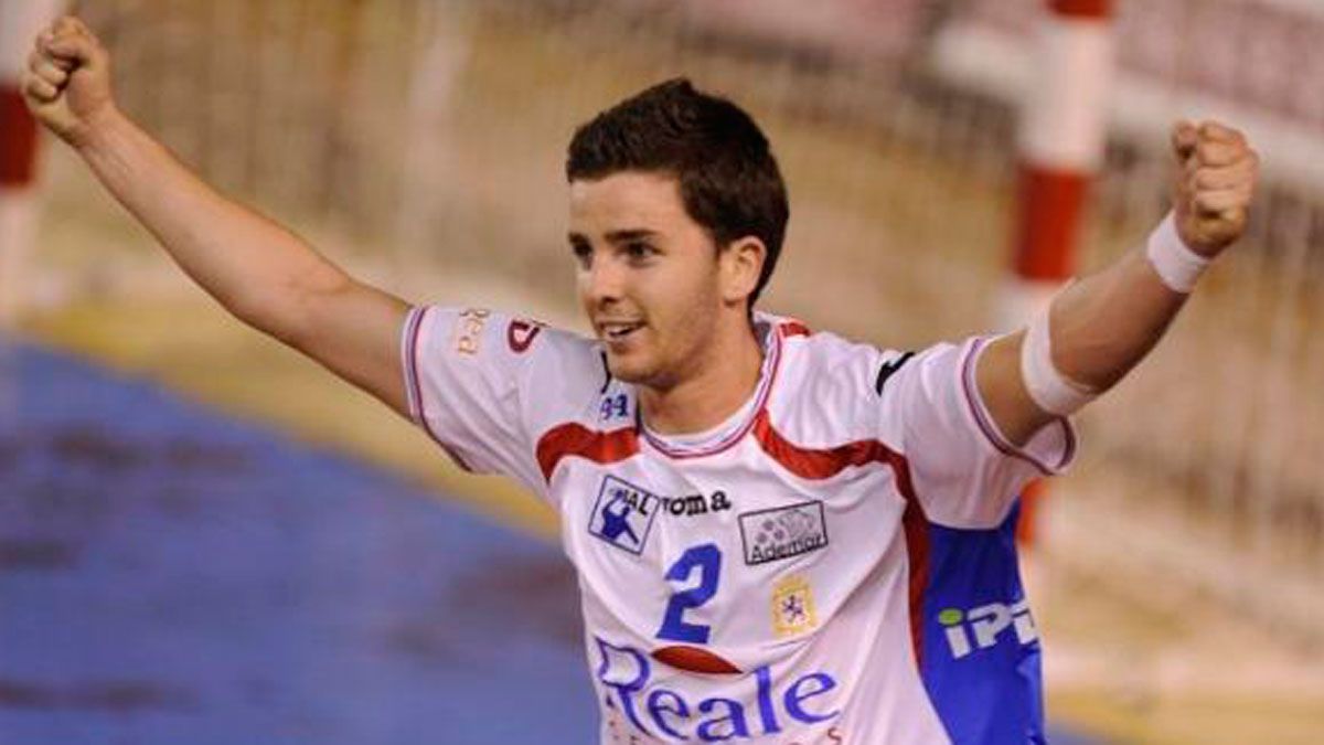 Cabanas celebra un gol con el Ademar. | ADEMAR