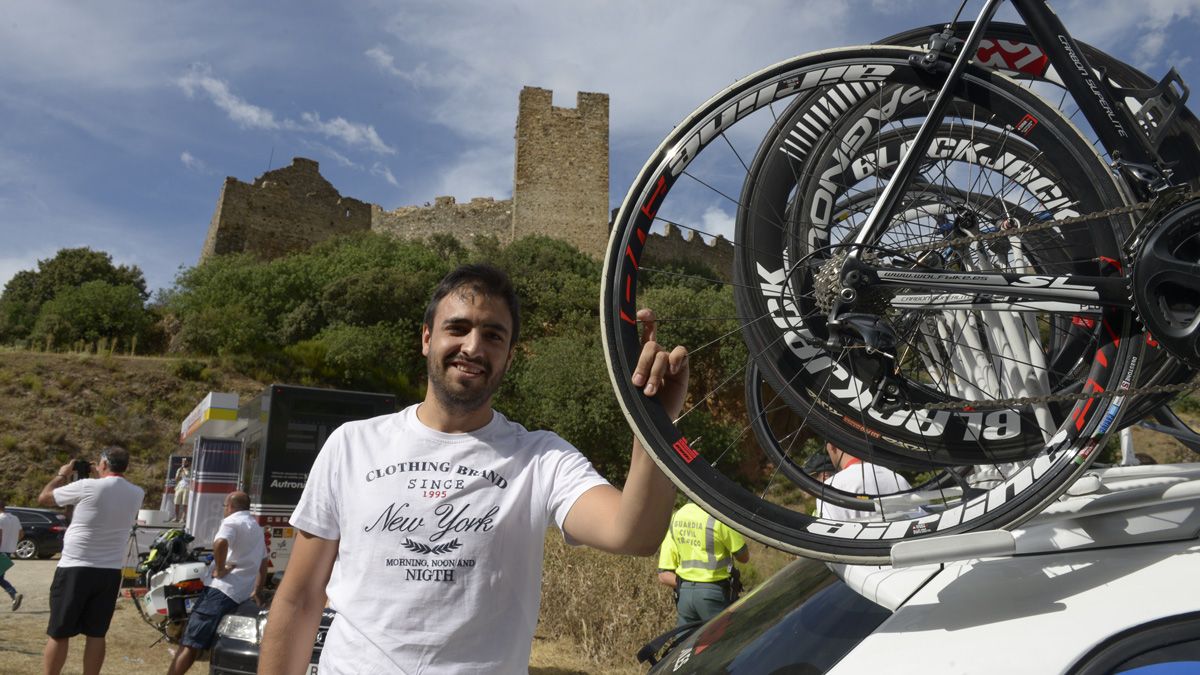 Fabio, con las bicicletas de uno de los equipos en la llegada de ayer al Castillo de Cornatel. | MAURICIO PEÑA
