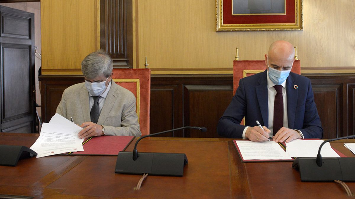Firma del convenio suscrito entre ambas instituciones. | MAURICIO PEÑA