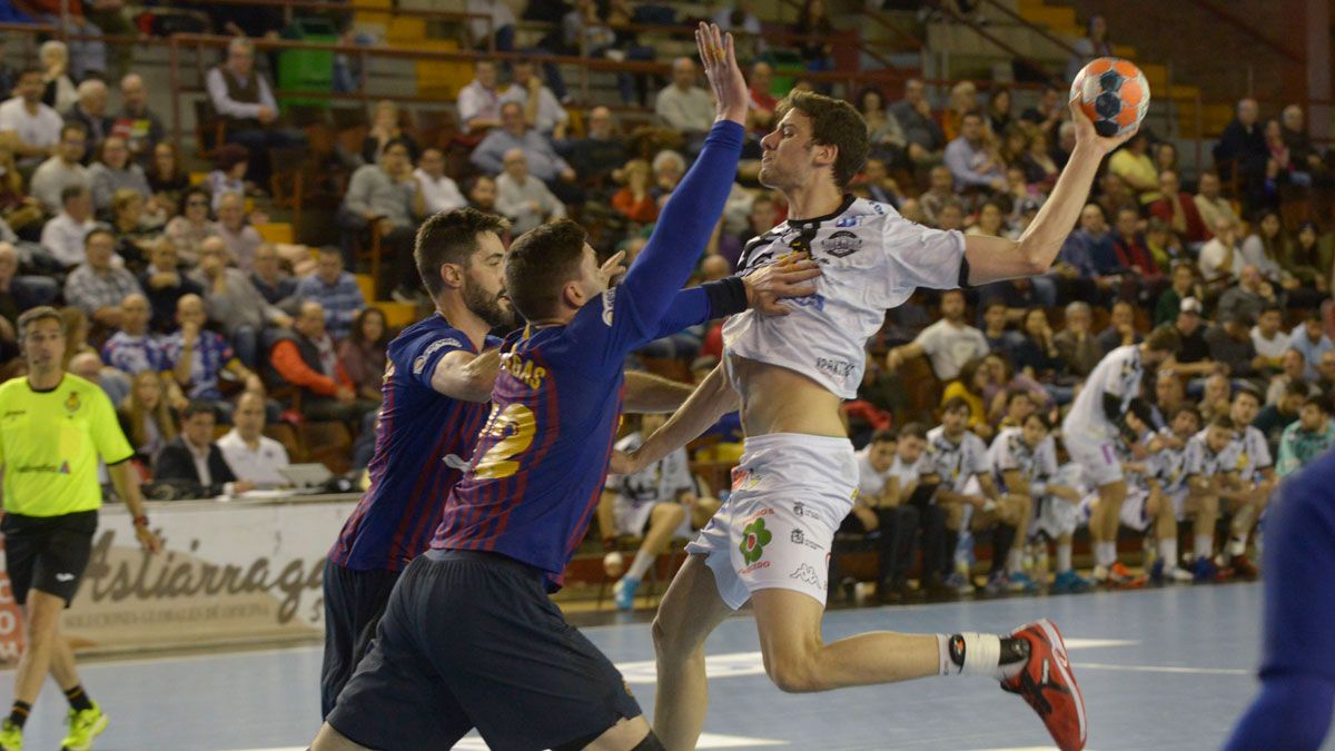 David lanza frente al Barça en un partido que el Palacio no vería la próxima temporada en la primera fase. | MAURICIO PEÑA