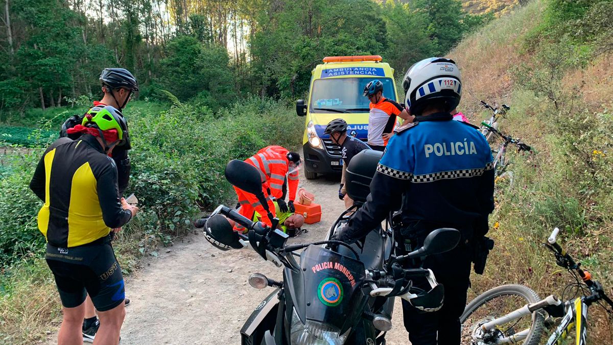 Los agentes tuvieron que intervenir para rescatar al hombre. | POLICIA