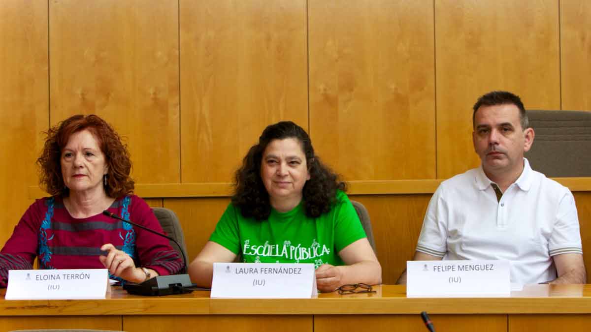 Los concejales de Izquierda Unida posan en la bancada del Ayuntamiento de San Andrés. | L.N.C.