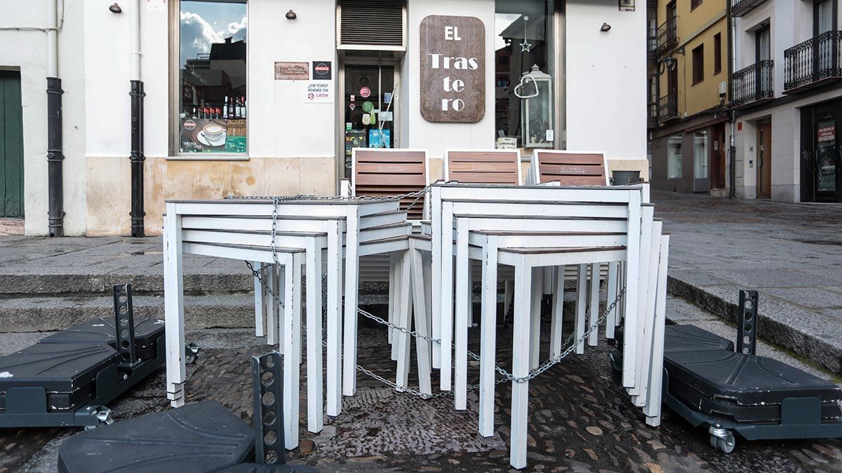 Además de las terrazas, en fase 2 podrán abrir los locales al 40% de aforo y con los clientes sentados. | ICAL