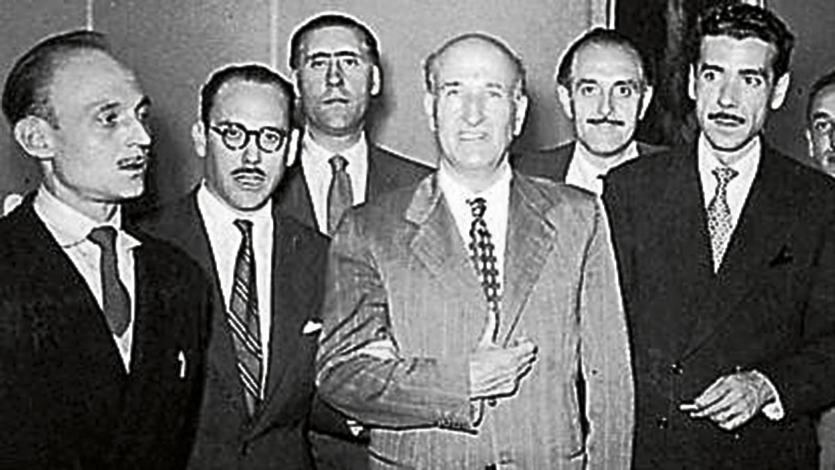 José Suárez Carreño (con gafas) junto a un grupo de amigos escritores entre los que se encuentra José Hierro (a su lado) y el también leonés Ricardo Gullón.