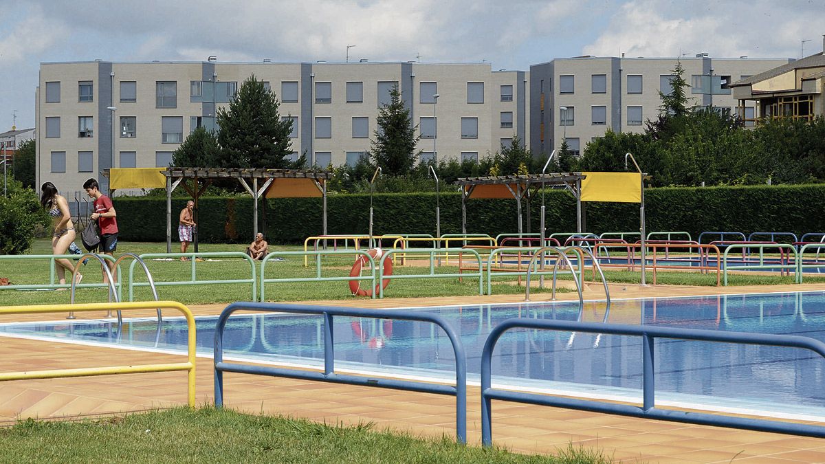 Foto de archivo de una de las piscinas de la ciudad de Astorga. | P.F.