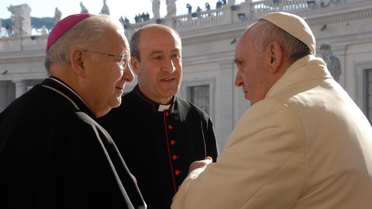 Jesús Fernández junto al obispo de León, Julián López, y el papa Francisco.