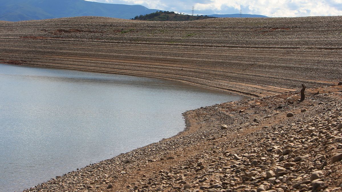 Imagen de archivo del pantano de Bárcena al mínimo de su capacida. | CÉSAR SÁNCHEZ (ICAL)