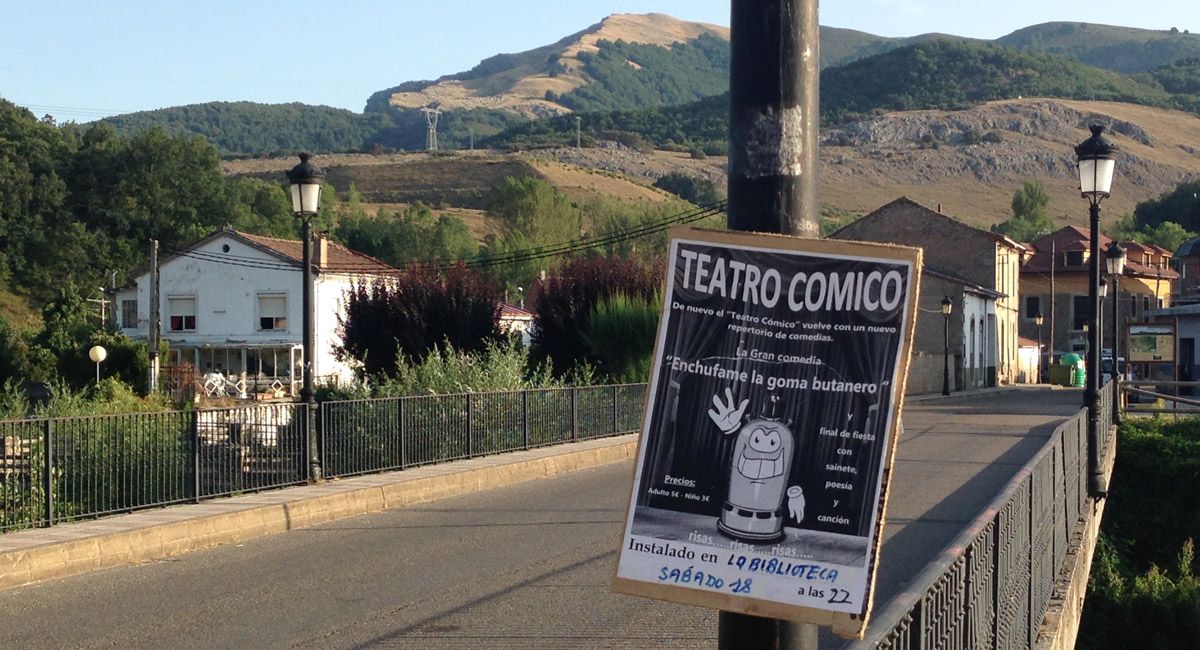 Los pueblos amanecen empapelados con el anuncio de la obra de la compañía Teatro Cómico, cada día un pueblo, una aventura nueva. | F. FERNÁNDEZ