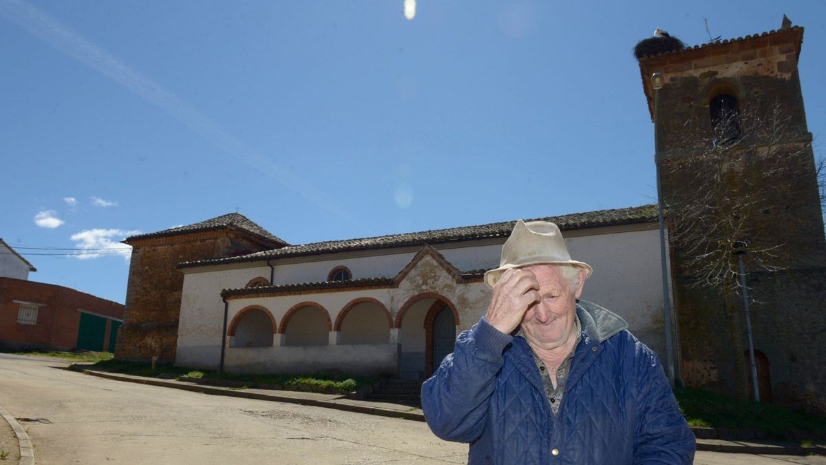 Imagen de archivo de un vecino de Canalejas, municipio de Almanza. | M. PEÑA