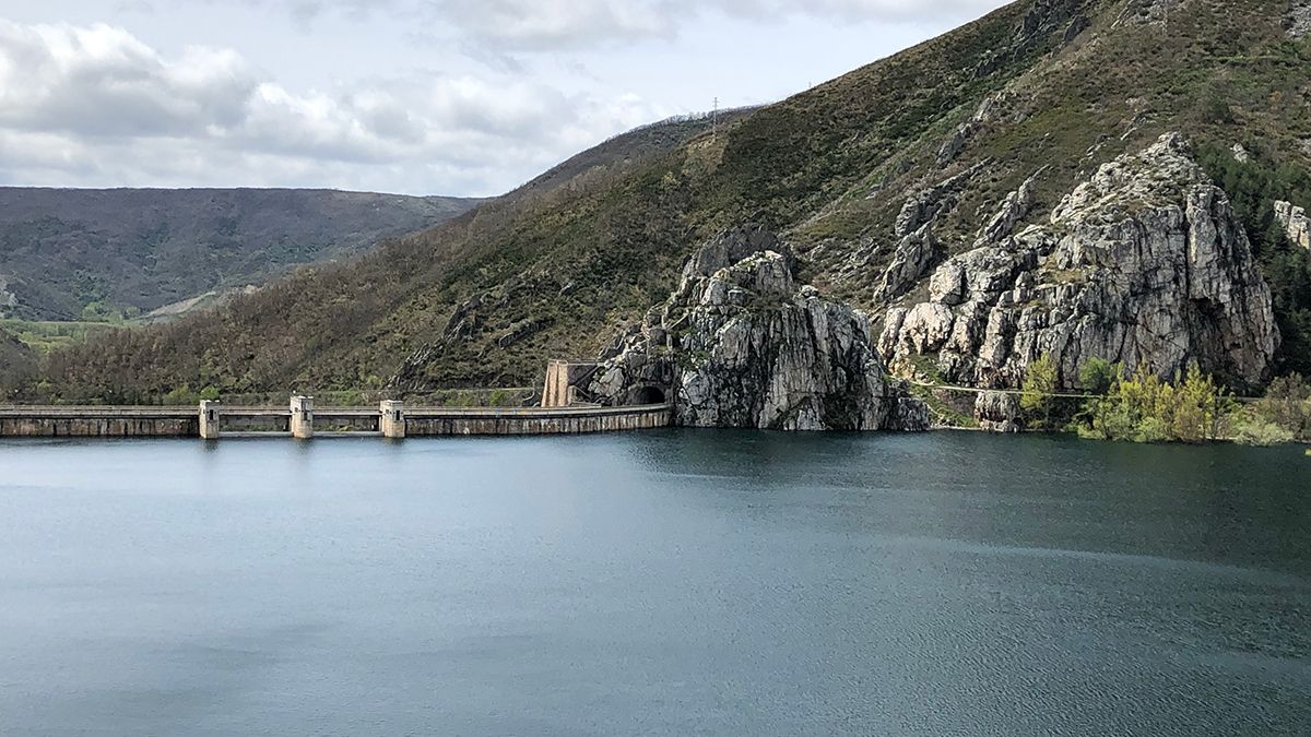 El aspecto del embalse de Barrios de Luna no ha cambiado mucho desde la primavera hasta ahora. L.N.C.