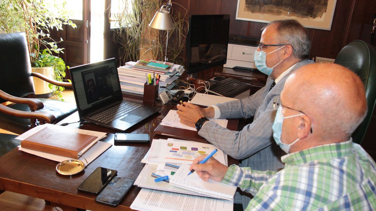 Momentos de la reunión por videoconferencia con la directora del ITJ.