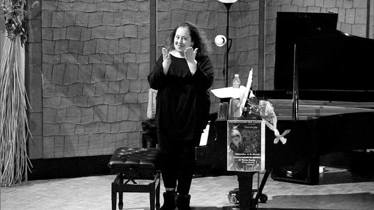 La poeta, escritora, pianista y compositora Marta Muñiz Rueda durante una actuación en elAuditorio Ángel Barja del Conservatorio de Música. | ALEJANDRO NEMONIO ALLER