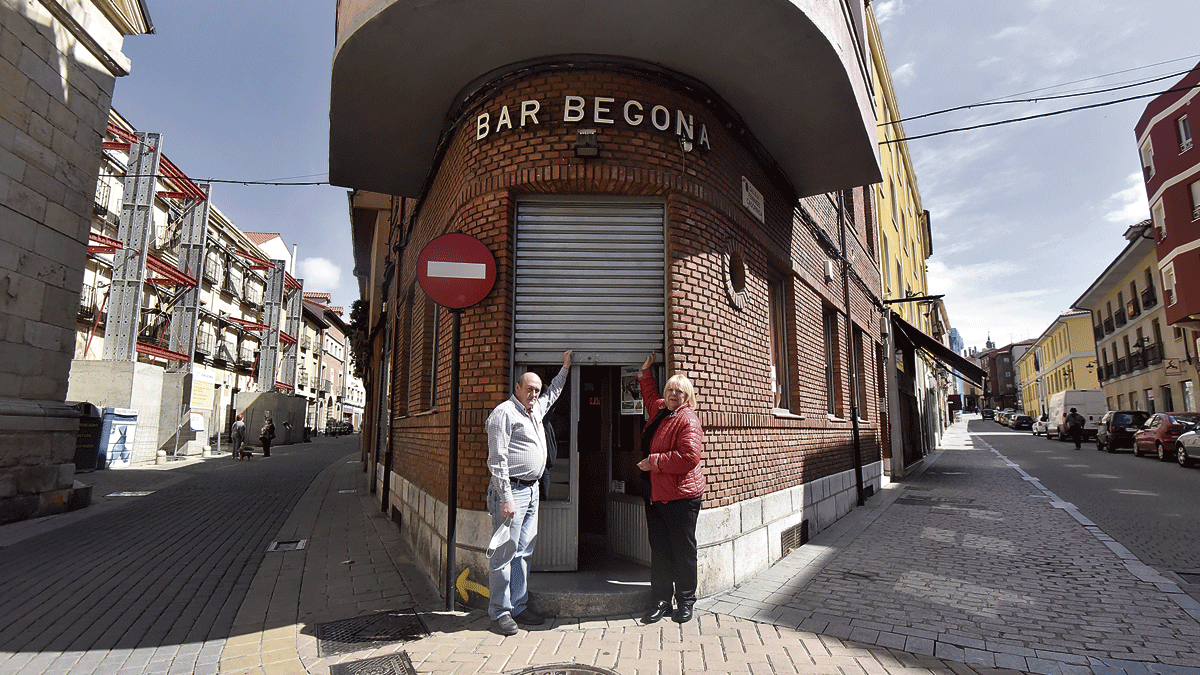 Manolo y Luci, con su hijo Javier, regentaron durante tres décadas el bar Begoña. | SAÚL ARÉN