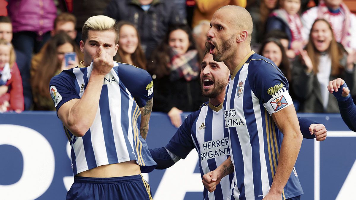 Kaxe, Gil y Yuri celebran el último gol marcado por la Ponferradina antes del parón. | FRANCISCO L. POZO