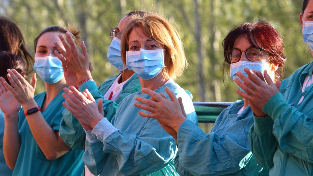 Sanitarios del Hospital del Bierzo, en una acción de aplausos durante la crisis sanitaria. | Ical