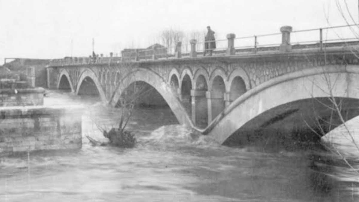 El puente sobre el Órbigo, mucho antes de su desplome.