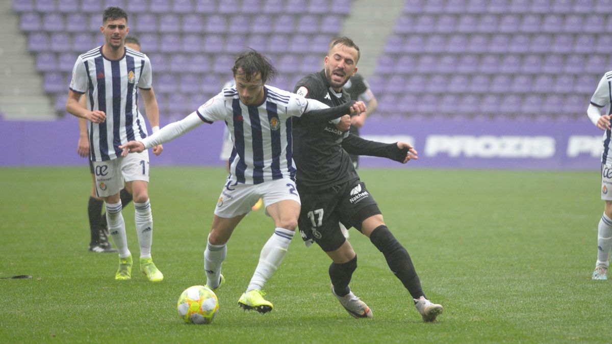 Dioni pelea por un balón con un jugador del Valladolid B. | MAURICIO PEÑA