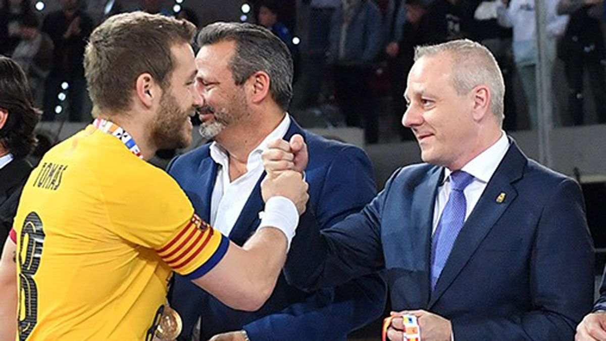Blázquez saluda a Víctor Tomás durante la última final de la Copa del Rey. | A. BERMEJO