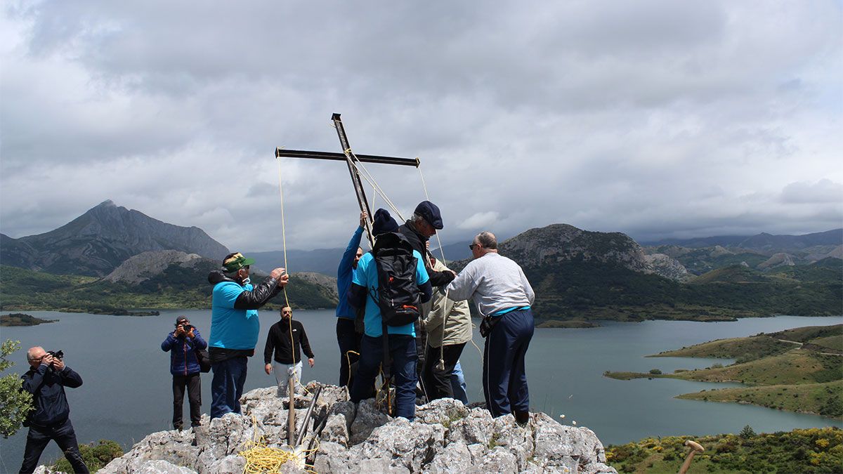 El izado de la cruz por varios antiguos vecinos de Vegamián. | A.H.