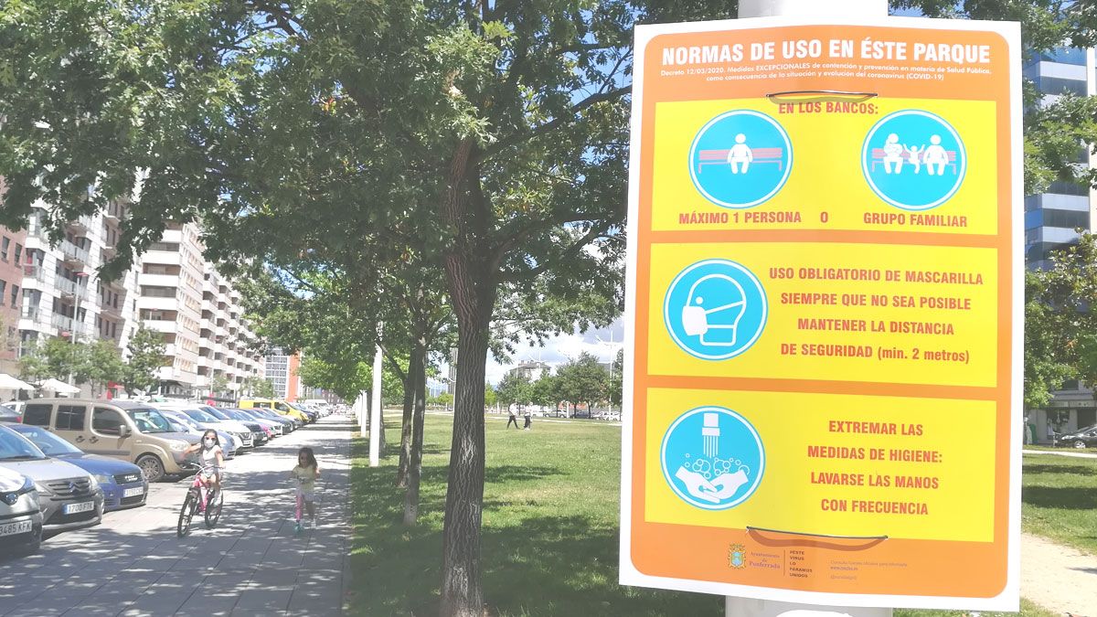 Carteles informativos en una de als zonas verdes de Ponferrada. | D.M.