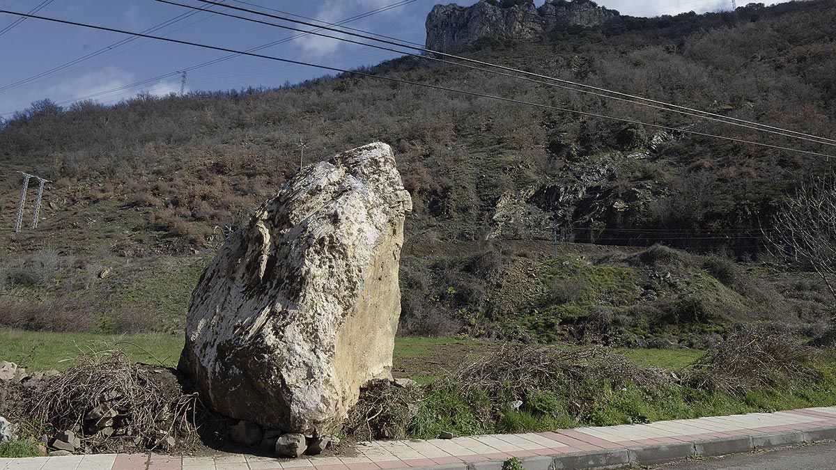 La piedra que cayó un amanecer en Puente de Alba y que ahora es una atracción.