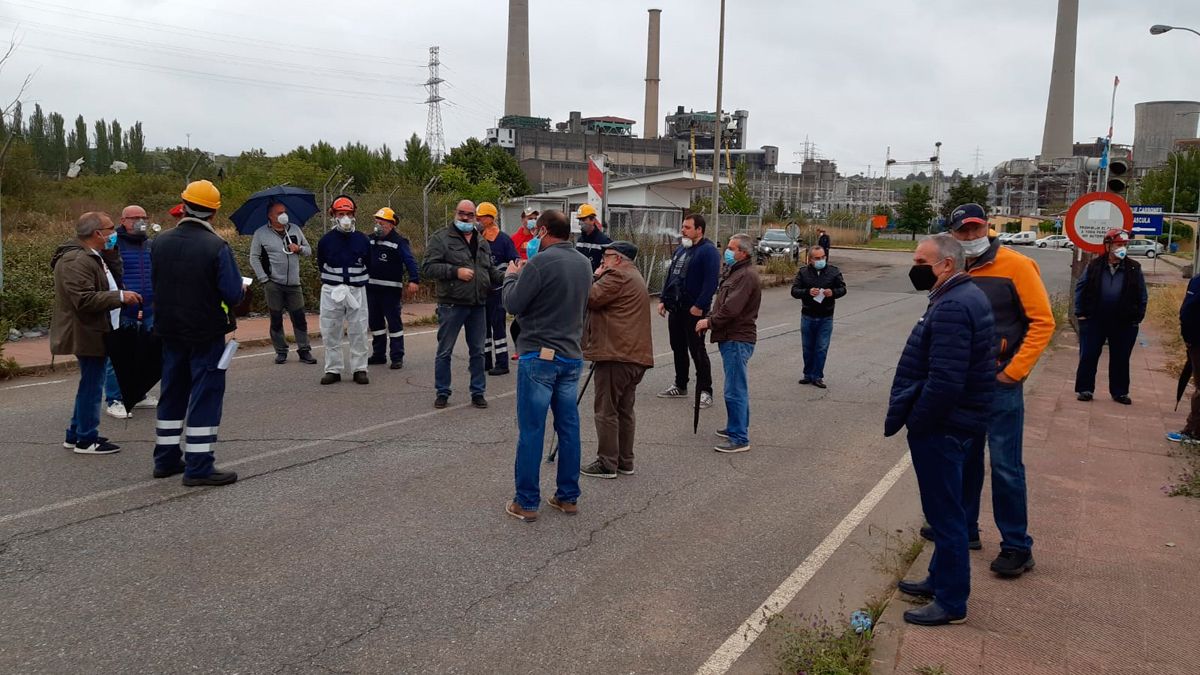 Los trabajadores volvieron a salir ante la central para manifestar su rechazo a la propuesta de la empresa.