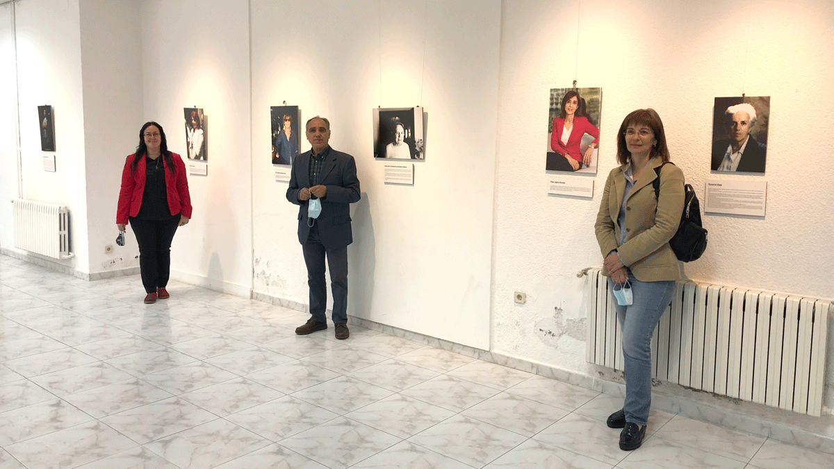 Los municipales visitando la exposición ‘Mujeres de Astorga y sus comarcas’, en la biblioteca. | P.F.