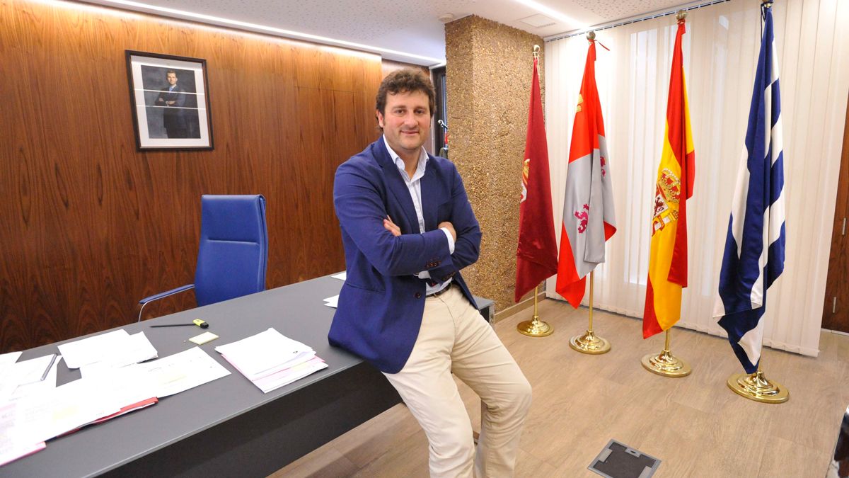 El alcalde de Villaquilambre, Manuel García, en su despacho al inicio del mandato anterior. | DANIEL MARTÍN